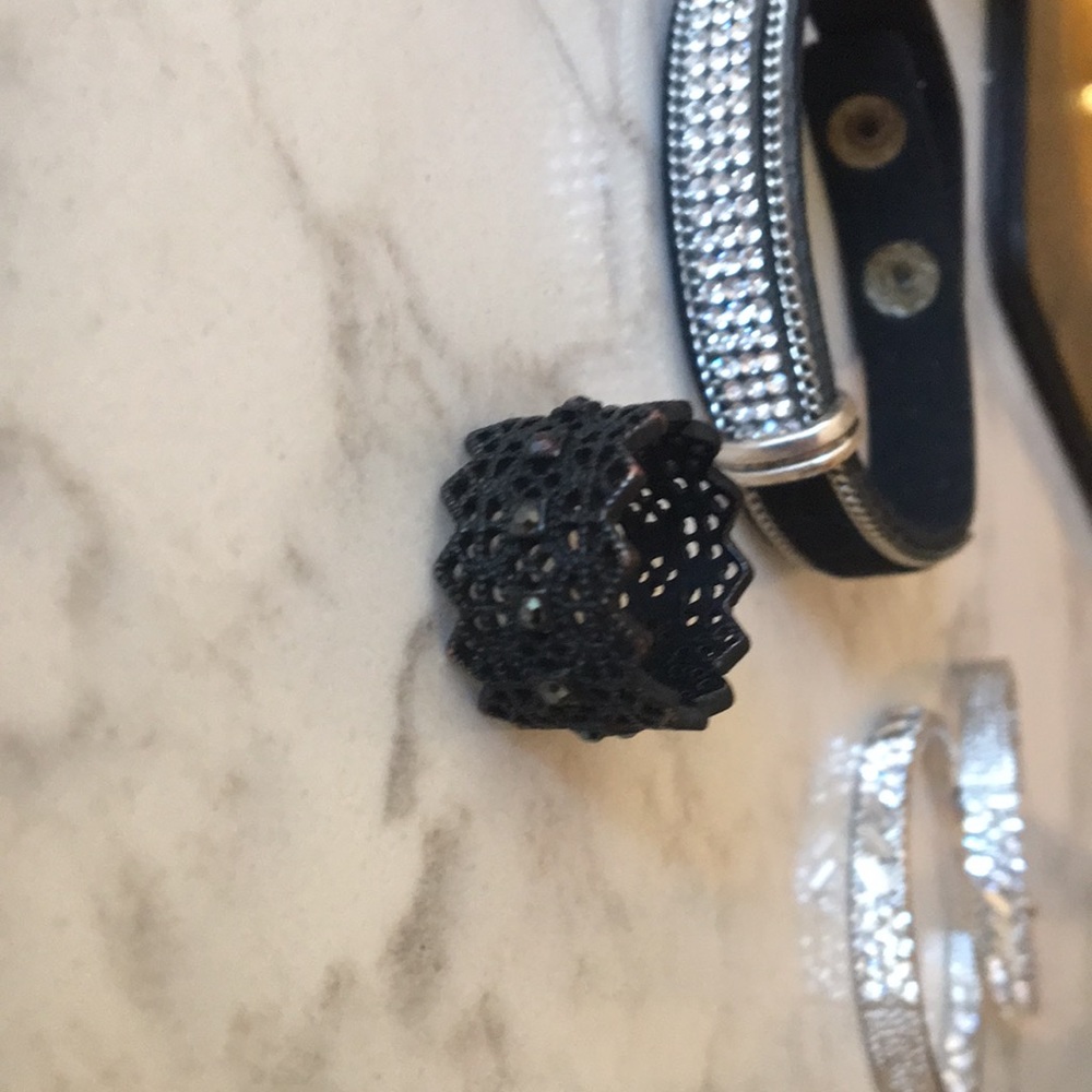 Black ring - Picture 3 of 3